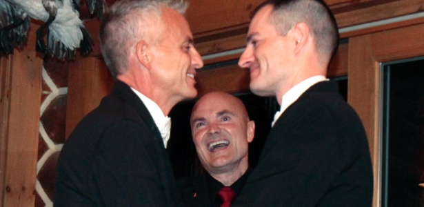 Tenente Gary Ross (dir.) e Dan Swezy (esq.) foram o primeiro casal gay a se casar depois da reforma da lei Don't Ask, Don't Tell (20/9/2011)